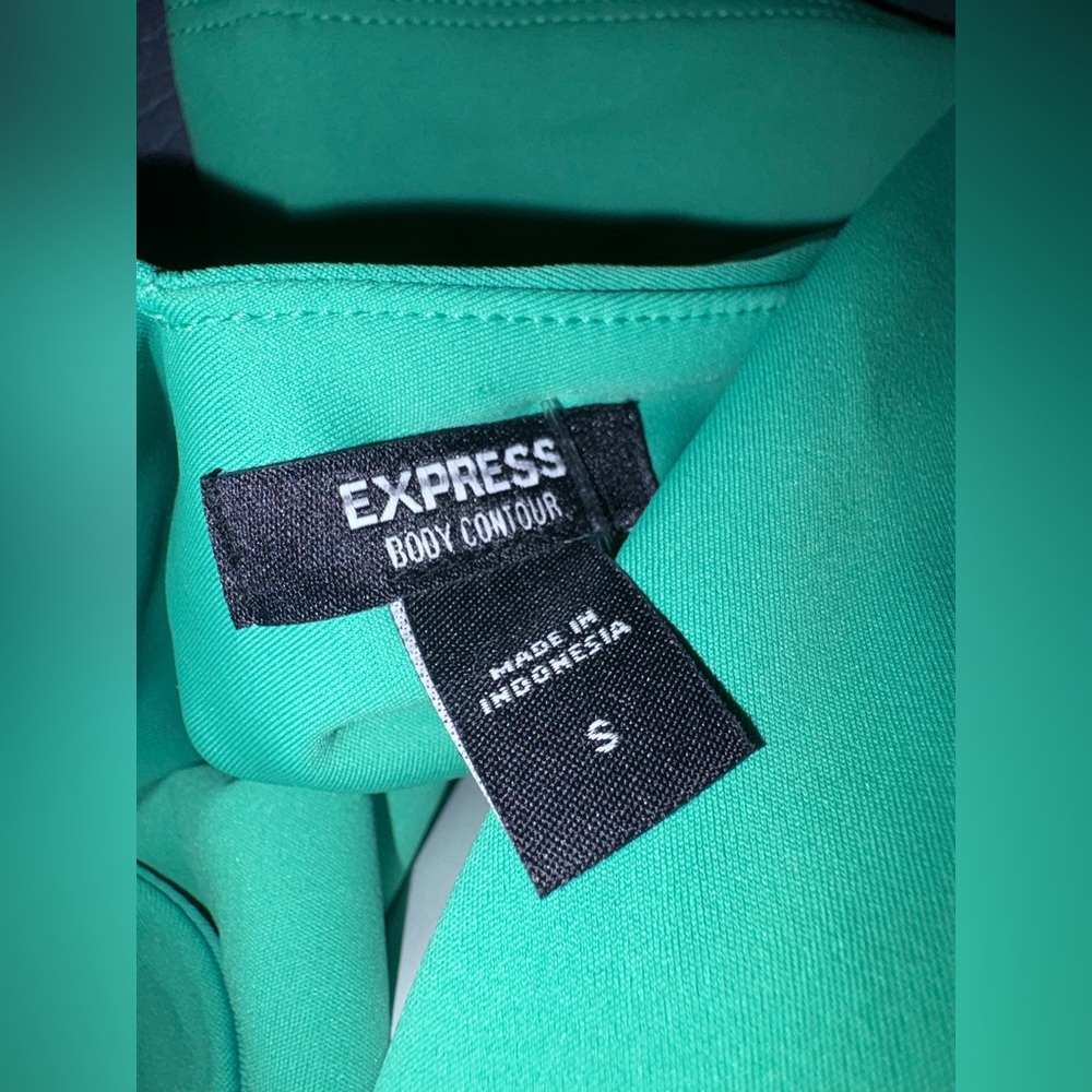 Express Body Contour Double V-Neck Tank - Picture 5 of 6